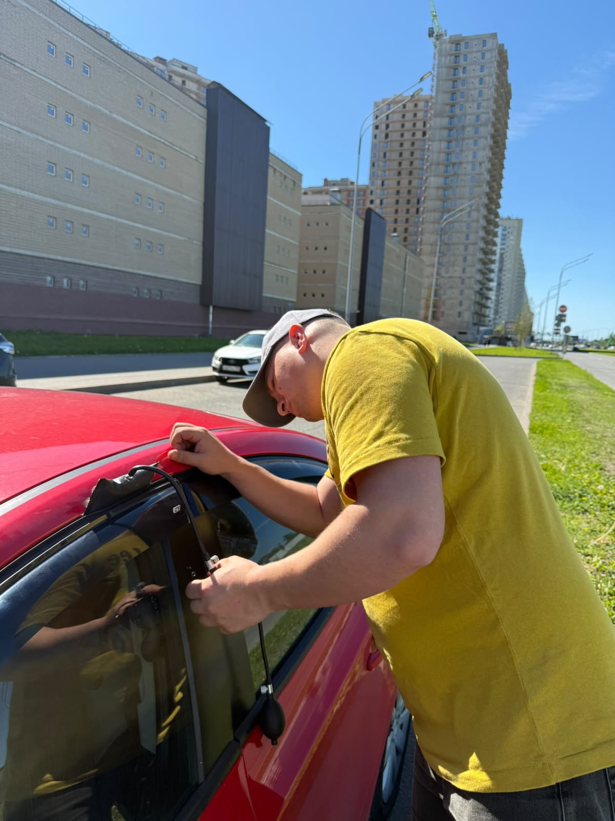 Аварийное вскрытие автомобиля мастером в Кировске 